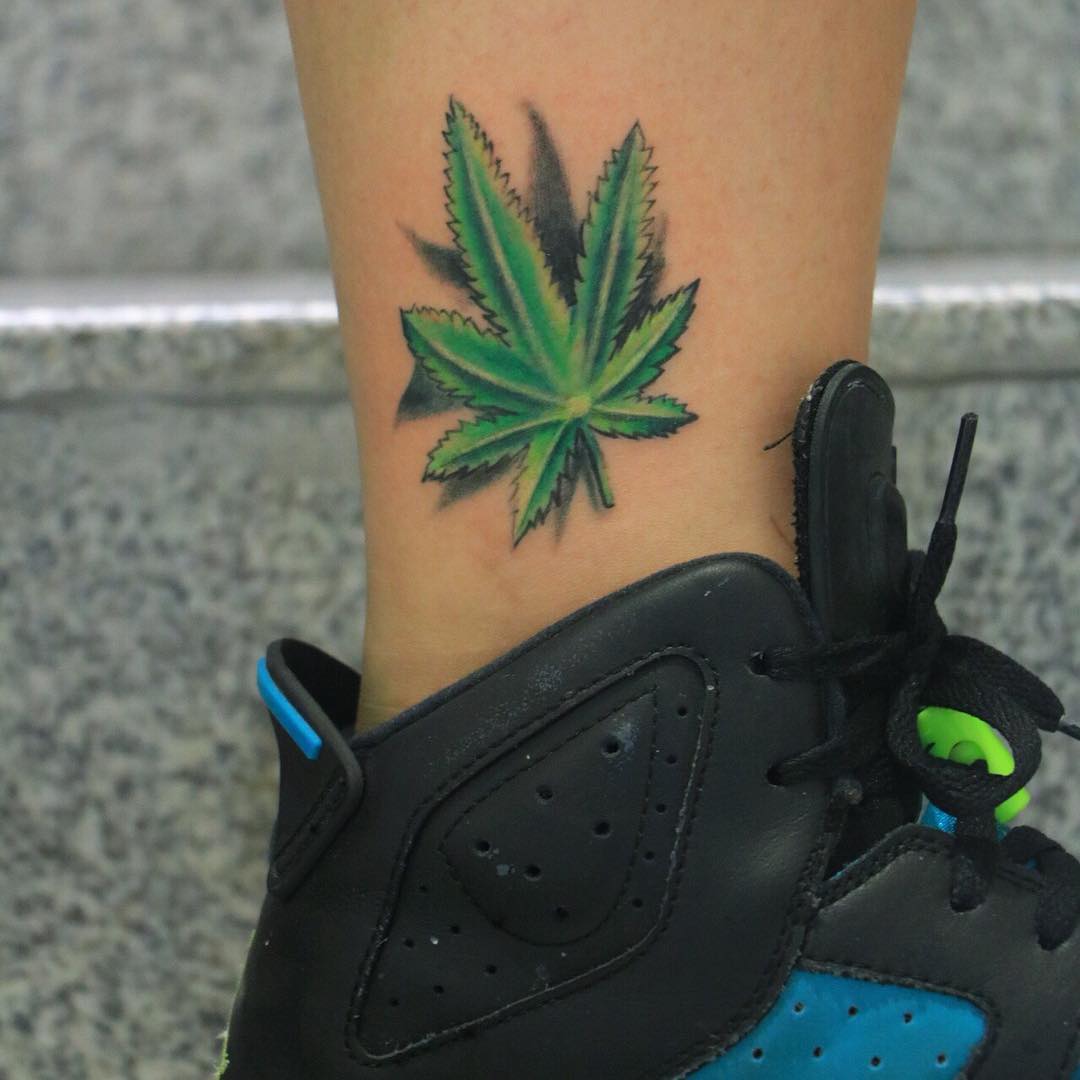 татуировка в виде марихуаны