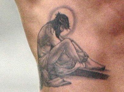 Tattoo of Christ sitting and to which he added the sheet that covered him, the crown of thorns and at the same time that spiritual halo that surrounds all holy people, a different tattoo for Christians, which we quite like