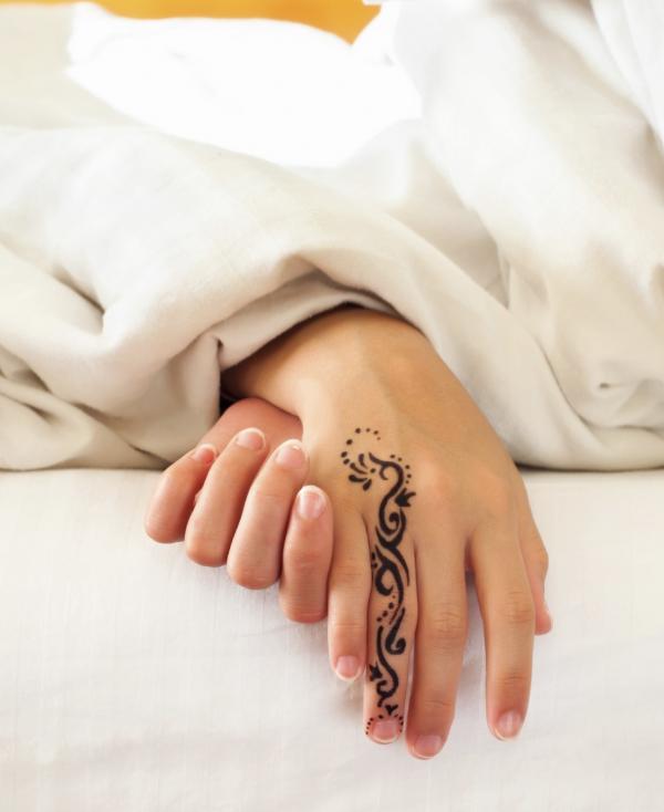 How to make a temporary home tattoo